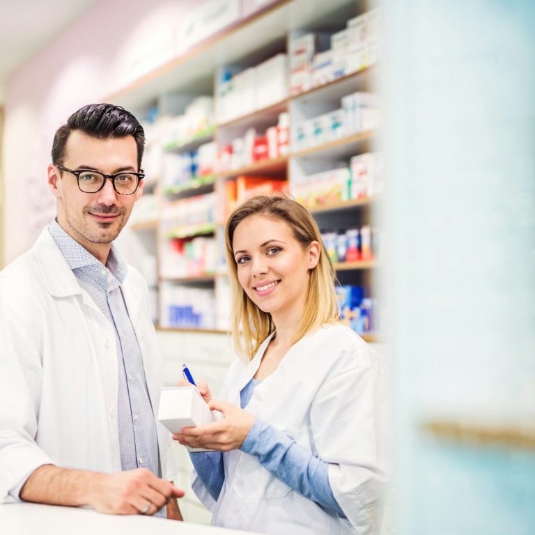 Un long couloir moderne avec un sol en marbre et des murs clairs. Des portes sont visibles.