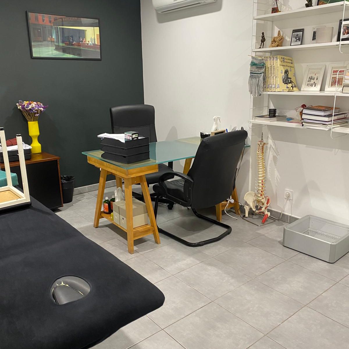 Cabinet dentaire moderne avec chaise, équipements et lumière naturelle.