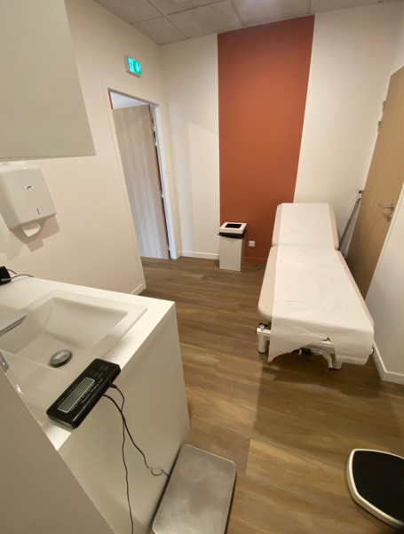 Table consultation dans un cabinet médical