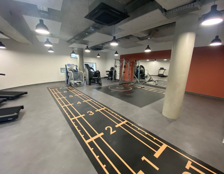 Des outils dentaires alignés sur un support dans un cabinet dentaire.